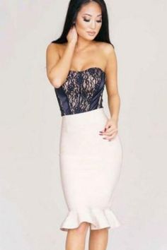 The bodycon skirt is a must have for all fashionistas. This style of skirt is made to hug your curves in all the right places and create an hourglass shape. It also creates a slimming effect and elongates your legs. A ruffle skirt can be worn as daywear or evening wear depending on the occasion, but it will always be elegant and chic no matter what time of day it is. The midi knee length is perfect for work or play. Wear it with your favorite blouse or top tucked in for an office look, or pair w Ruffle Midi Skirt, Elegante Y Chic, Maxi Tops, Bandage Skirt, Mini Robes, Maxi Robes, Sparkly Dress, Black Midi Skirt, Crop Top Sweater