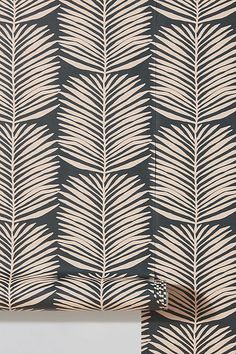 an image of a wallpaper pattern with leaves on the back and side of it