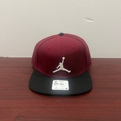 Air Jordan Blue, Fitted Hats Men, Air Jordan Red, Jordan Hats, Hat Model, Black Bucket Hat, Jordan Red, Jordan Black, Air Jordans Retro