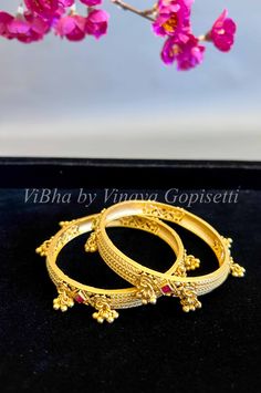 Gold Bangles with Ruby and Emerald Fancy Clutch, Beautiful Bangles, Bangle Box, Kids Wear Girls, Block Print Saree, Fancy Gowns, Silk Thread Bangles, Silk Saree Banarasi, Thread Bangles