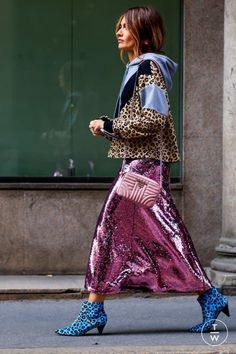 May 20, 2021 - Ready to have getting dressed again? Here's 5 outfit inspirations on how to mix prints and patterns like a fashion pro for trendy looks! Pattern Mixing Outfits, Pattern Outfits, Purple Skirt, Print Jacket, Inspiration Mode, Street Chic