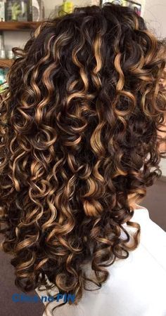 Rambut Brunette, Dark Curly Hair, Dyed Curly Hair, Natural Curly Hair Cuts, Highlights Curly Hair, Brown Curly Hair, Curly Hair Photos, Hair Growth Shampoo, Dark Hair With Highlights