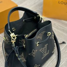 Material: Genuine leather Size: 24 x 25 cm Gold colored metallic pieces Brand box and dust bag included Flat Slipper, Clutch Wallet, Saddle Bags, Fashion Games, Beauty Women, Bucket Bag, Louis Vuitton Bag, Lowest Price, Gold Color