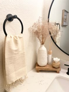 Neutral creamy + wood bathroom decor for spring Bathroom Counter Decor Ideas, Neutral Bathroom Decor, Bathroom Counter Decor, Restroom Decor, Bathroom Decor Apartment, Counter Decor, Bathroom Design Decor, Bathroom Counter, Boho Bathroom