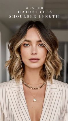 Aesthetic Winter Hairstyles, Winter Hairstyles Medium, Hairstyles For Long Hair Winter, Winter Hairstyles For Short Hair, Short Hair Winter, Curly Hair Winter, Winter Hairstyles For Long Hair, Waves With Bangs, Elegant Formal Hairstyles