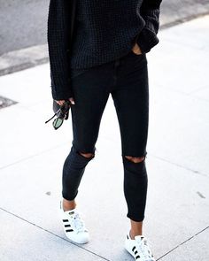 all black with superstars Vans Shoes Women Outfit, Black Adidas Shoes Outfits, Outfit Casual Jeans, Shoes Women Outfit, Vans Shoes Women, Black Adidas Shoes, Gala Gonzalez, Ripped Jeans Outfit