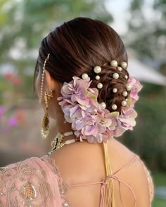 Hairstyles For Veni, Indian Bridal Flowers Hair, Wedding Buns Indian, Hair Accessories For Women 2022, New Wedding Hairstyles Indian, Hair Bun Wedding Indian, Bride Made Hairstyles, Hair Bun Wedding Style, Real Flower Jewellery For Bride