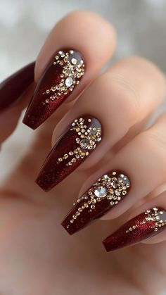 Stand out at homecoming with Glamorous Burgundy nails adorned with Rhinestones! This luxurious design adds both depth and sparkle for a truly stunning look. Click the pin and follow us for more glamorous nail inspirations! #BurgundyNails #Rhinestones #HomecomingNails #NailArt #GlamorousNails Nails Inspiration Red And Gold, Burgundy And Gold Nails Short, Burgundy Nails With Gold Glitter, Roaring 20s Nails, Burgundy And Gold Nail Designs, Burgundy And Gold Nails, Jennie Nails, Nails Inspiration Red