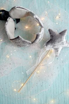 Transform the magical moments of your little ones with our charming gray velvet crown. Designed with an elegant bow to tie, this crown is perfect for any special occasion or imaginative play. Accompanied by star-shaped wand, also made of soft gray velvet  and a natural wooden stick, this set adds a touch of fantasy to their wardrobe. Measurements: Crown 51 cm in circumference and ribbons 29 cm on each side. Star of the wand 13 cm in lenght. Ideal for parties, photo sessions, or just to inspire ceativity and fun in everyday life. Let the magic begin! Washing Instructions Hand wash, max 30º Velvet Crown, Fabric Crown, Wardrobe Measurements, Magical Moments, Magic Wand, Grey Velvet, Princess Party, Imaginative Play, Star Shape