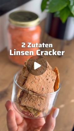 a person holding a glass with some food in it and the caption reads, 2 zuitaten linsten cracker