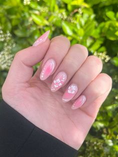 Nails For Summer With Flowers, Summer Nails 2024 Hibiscus, Pink Floral Almond Nails, Pink Aura Nails With Flowers, Almond Hawaiian Flower Nails, Summer Nail Hibiscus, Pink Ombre Flower Nails, Short Almond Nails Summer Designs, Cute Summer Nails Hibiscus