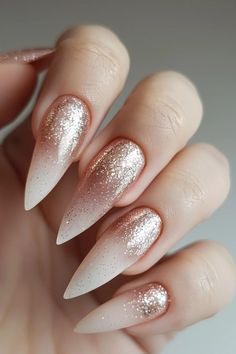 Get ready to be dazzled by 24 pretty rose gold nail designs that will make your fingers sparkle and shine like never before. This stunning metallic hue has taken the beauty world by storm, offering Beautiful Fall Nails Design, Rose Gold Manicure, Rose Gold Nail, Gold Manicure, Rose Gold Nails Design, Bridal Nails Designs, Minimalist Nail, Nail Aesthetic, Gold Nail Designs