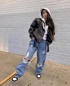 Cargo Street Style, Hypebae Outfit, Blue Jeans Outfit Winter, Urban Street Style Women, Baggy Street Wear, Styling Hoodies, Indie Style Outfits, Street Style Women Winter, Womens Street Fashion