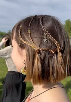 Fairy Hairstyle Medium Hair, Boho Braided Hair, Ren Faire Hairstyles Medium Hair, Beads On Curly Hair, Short Medieval Hairstyles, Renicansse Fair Hairstyles, Ren Fair Hair Short, Ren Faire Short Hair, Short Hair Fairy Hairstyles