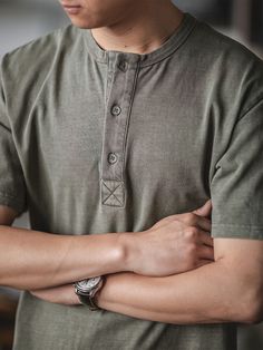 The casual collarless Henley shirts that became very popular in the 1990s started out as uniform tops worn by rowing crews in Henley-on-Thames, England. They are distin- guished by their buttoned placket, which contains anywhere from two to six buttons. Tailored Indigosea refined the Henley shirt by keeping the signature 「Three button」 collar design. The American silhouette ensure its comfortability for daily wearing or layering in summer. The curve bottom makes it more elegant as an American cl Henley On Thames, Denim Overalls Shorts, Henley T Shirt, Chino Jeans, Henley Shirt, Front Bottoms, Parka Coat, Collar Designs, Rowing