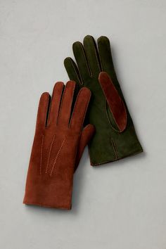 These two-tone, cashmere-lined suede gloves exude personality while remaining thoroughly insulating. Entirely sewn by hand, these gloves are made with two colors of Italian lambskin and handstitched with matching threads, giving them a distinct character that works well with a pair of jeans and a sweater or when dressed up with a skirt and a pair of boots. 2025 Esthetic, Italian Winter Fashion, Impulse Shopping, Leather Mittens, Suede Gloves, Relaxed Fashion, Leather Gloves Winter, Sheepskin Gloves, Leather Gloves Women