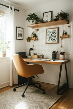 Workspace In Living Room Small Spaces, Small Office Room Design Ideas, Small At Home Office Space, Decorating A Desk At Home, Workstation In Living Room, Workspace Inspiration Office, Bedroom With Workspace Ideas, Wall Decor For Home Office, Wfh Background Ideas