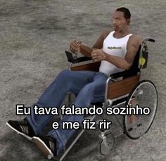 a man sitting in a wheel chair with his feet up on the ground and texting that reads, eu tava falando sosinho e me fiz rir