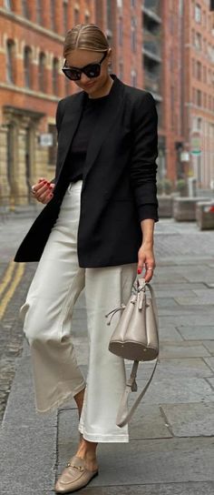 Italian Fashion Street, Look Jean, Casual Chic Outfits, Casual Chic Outfit, Mode Inspo, Looks Chic, Hiking Outfit, Look Vintage, 가을 패션