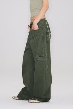 Reinvented Utility with a Sleek Touch Elevate your casual wardrobe with these Structured Baggy Green Cargo Pants. These pants blend utility and style with their multiple pockets and strategic cuts that enhance the silhouette without overwhelming. The light wash adds a touch of vintage appeal, ensuring comfort and style go hand-in-hand. Style #: WWAJ016 Cargo Pant Photoshoot, Fall Colors 2024 Fashion, Baggy Linen Cargo Pants, Green And Beige Outfit, Baggy Green Cargo Pants, Baggy Pants Women, Womens Cargo, Hand Style, Resort Wear Dresses