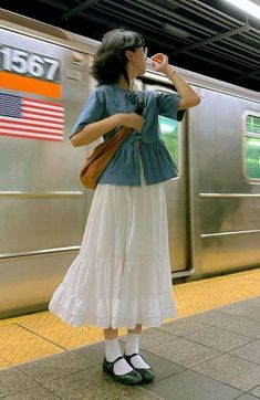 Styling A Yellow Skirt, Midi Dress With Shirt Underneath, Japan Dress Style, Weird But Cute Outfits, Grandma Inspired Outfits, Library Outfits Aesthetic Summer, 90s Feminine Outfits, Cute Japan Outfits, Cute Summer Outfits Japan