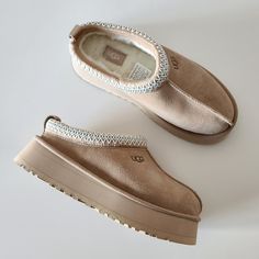 Authentic UGG Women's Tazz Platform Slippers Color: Sand, Hickory, Chestnut, Red Jasper, Black Conditions: New with boxes Returns are not accepted Color Sand, Platform Slippers, Red Jasper, Womens Uggs, Chestnut, Fashion Shoes, Shoe Accessories, Slippers, Women Accessories