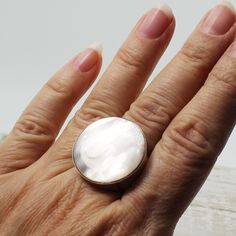 A beauty... quality Mother of pearl shell very white elegant ring and amazing round inlaid bezel set on 925 solid silver, quality solid and unique jewelry hypoallergenic silver  Dimensions Length : 26 mm (1.00")  Width : 26 mm (1.00") Height : 5 mm (0.20") Weight 12.3 grams Size : 7 and 8 US,CA / 54 and 57 France / -O- and -Q- UK sizing Resizing is available for $20-USD / takes a extra 7 to 10 days before shipping Mop Cap, Morganite Pendant, White Band, Round Rings, Quality Work, Pearl Shell, Elegant Ring, Quality Jewelry, Pearl White