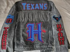 Jean Jacket Diy, Redo Clothes, Jacket Diy, Custom Jean Jacket, Diy Denim Jacket, Hand Painted Denim, Girls Denim Jacket, Custom Denim Jacket, Team Jackets