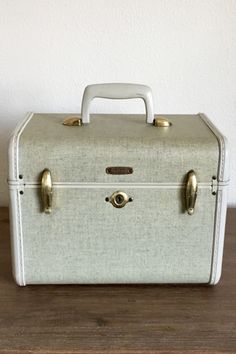 40 Most Intelligent Ways to Reuse old Vintage Suitcases Decoupage Suitcase, Vintage Suitcase Decor, Suitcase Furniture, Suitcase Display, Suitcase Shelves, Painted Suitcase, Makeup Suitcase, Suitcase Decor, Old Luggage