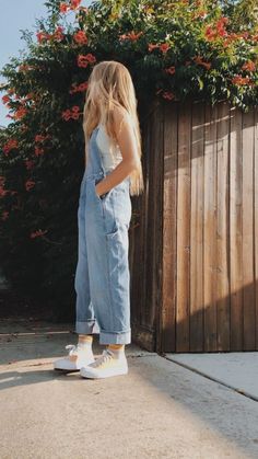 Retro Feminine Outfits, Women Hawaii Outfits, Skater Mom Outfits, Malibu Beach Outfit, Girly Summer Outfits Casual, Loose Summer Outfits, Cute Outfits Women, Texas Summer Outfits, Mom Outfits Summer