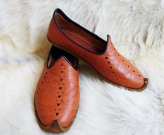 "Wow Amazing Orange Turkish Shoes Leather Slip Ons Loafers Slippers Flats Moccasins Men's Women's Yemeni Anatolian Vintage Gift Discount ABOUT SHOES: Shoes are produced with 900 years old traditional methods. For hundreds of years nomads wore these shoes. Ancient nomadic Turks needed durable, long-lasting, healthy shoes that would facilitate their travel across the vast steppes. That's why they worked very hard and with hundreds of years of skill and experience they produced these comfortable an Leather Shoe Care, Medieval Shoes, Loafers Slippers, Bohemian Shoes, Viking Shoes, How To Dye Shoes, Women's Slip Ons, Handmade Sandals, Moccasins Mens