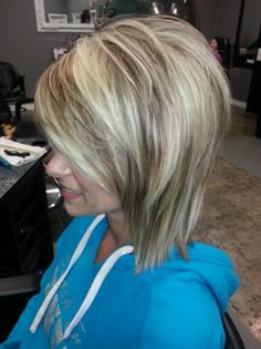 Blonde Hair Cuts Medium, Haircuts Medium, Womens Haircuts Medium, Stacked Hair, Bob Hairstyles For Thick, Choppy Bob Hairstyles, Short Hair Trends, Hairdos For Short Hair, Mom Hairstyles