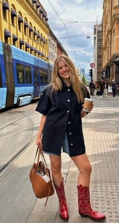 Courtney Crews, Cowboy Boots Outfit Work, Styling Cowboy Boots Women, Cowboy Boots Styled, Austin Texas Outfits, Long Denim Shorts Outfit, Hot Weather Fashion, Cowboy Boots Street Style, Cowboy Boots Winter