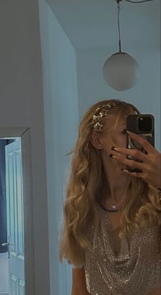 Sparkly Hair Clip Hairstyles, Star Claw Clip Hairstyles, Eras Tour Hair Accessories, Gold Star Hair Clips, Hair Inspo For Eras Tour, Hair With Star Clips, Rock Star Gf Hair, Guts Tour Hairstyles, The Weeknd Hairstyles