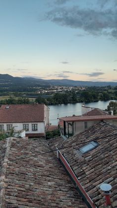 Tui es un balcón natural al Río Miño y a Portugal.

En sus calles antiguas existe una bocater�ía que lleva haciendo los bocadillos más ricos de Tui desde hace 30 años. 

Desde sus ventanas podrás disfrutar de una vista privilegiada acompañada de una cerveza "Estrella Galicia" 

Para tu alojamiento cuenta con Casa das Trabancas y te orientaremos en tu visita a la comarca. Railroad Tracks, Portugal