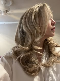 90s bouncy blowout WITHOUT the $$$! Big bouncy supermodel hair beige blonde scandi hairline highlight bayleage butterfly cut blowout blow out 90s Bouncy Blowout, 90s Model Hair, 90s Curls, Scandi Hairline, Ballet Senior Pictures, Claw Clips Hairstyles, Curly Blowout, Big Voluminous Curls, Blow Out Hair