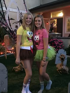 Sponge Bob and Patrick girls diy costumes 2 People Halloween Costumes, Spongebob And Patrick Costumes, Diy Spongebob, 2 Person Halloween Costumes, Spongebob Outfit, Spongebob Costume, Friend Halloween Costumes, Girl Duo, Best Friend Halloween