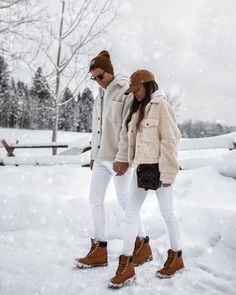 What to Pack For a Ski Trip - Mia Mia Mine Outfit Nieve, Winter Wonderland-party, Snow Outfits, Couple Outfit Ideas