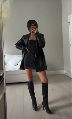 All Black Ootd, Outfits For Rainy Days, Cozy Rainy Day Outfit, Eurotrip Outfits, European Style Outfits, Rainy Day Outfit Ideas, Dinner Outfit Winter, Black Ootd, Cozy Rainy Day