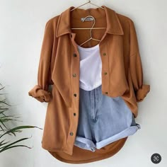 Casual Outfits For San Francisco, Casual Summer Outfits For Women 20s Classy, Comfy End Of Summer Outfits, Fashion Inspo Outfits For Moms, Fall Shorts Outfit Casual, Cute Simple Date Outfits Summer, European Everyday Fashion, Summer Brunch Date Outfit, Boho Suits Women