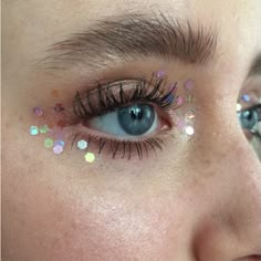 Glitter Face Makeup, Festival Makeup Rave, Festival Makeup Glitter, Festival Make Up, Glitter Highlight, Alat Makeup, Video Makeup, Festival Glitter, Glitter Face