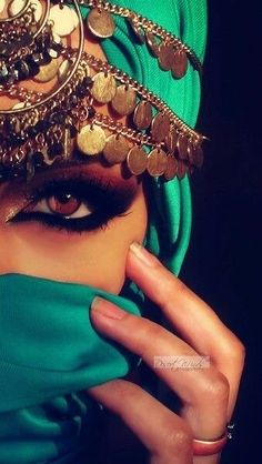 Bedouin beauty - in emerald green #Luxurydotcom Arabic Make-up, Arabic Eye Makeup, Arabic Makeup, Arab Beauty, Arabian Beauty, Arabian Nights, Beauty And Fashion, Beautiful Eyes, Belly Dance