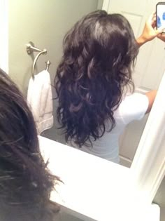 Beach Waves On Layered Hair, Wavy Curls Long Hair, Hair Cuts For Wavy Hair Long, Layers Wavy Hair, Curled Layered Hair, Wavy Hair Layers, Big Wavy Curls, Layered Wavy Hair, Curls Long Hair