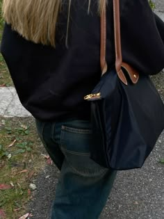 Purse Pictures Ideas, Longchamp Le Pliage Outfit Medium, School Bag Outfit, Black Longchamp Bag Outfit, Long Champ Outfit, Long Champ Bag Outfit, Black Longchamp Bag