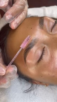 Clean Girl Brows, Eyebrow Wax Aesthetic, Clean Eyebrows Aesthetic, Clean Girl Esthetics, Brow Clean Up, Black Waxing Aesthetic, Eyebrow Waxing Aesthetic, Brow Waxing Aesthetic, Brows And Lashes Aesthetic