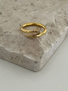 Italian Ring Design, Unique Rings Gold, Modern Gold Ring, Unique Ring Designs, Unique Gold Rings, Elegant Rings, Trendy Rings, Engagement Rings Affordable, Designer Rings