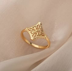 Ring Aesthetic Wedding, Wedding Couple Rings, Pave Setting Ring, Ring Aesthetic, Rings Boho, Flower Rings, Gold Jewellry, Gold Color Ring, Aesthetic Wedding