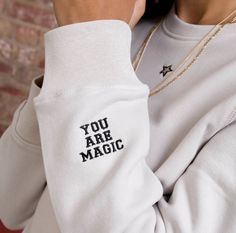 Idee Cricut, Amazing Person, Slogan Sweatshirt, Cooler Look, Rock On, Embroidered Sweatshirt, Embroidered Sweatshirts, 로고 디자인