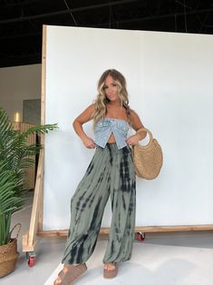 Janie Tie Dye Boho Pants Muggy Weather Outfit Summer, Cute Comfy Boho Outfits, Spring Sets Outfits, Boho Sweatpants Outfit, Slouch Pants Outfit, Spring Olive Trousers, Olive Spring Trousers, Comfy Salon Outfits, Olive Bottoms With Elastic Waistband For Spring