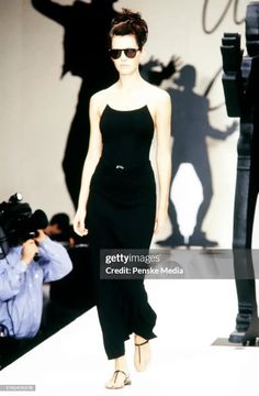 A model walks in the Cheap and Chic by Moschino Spring 1997 Ready to... Nachrichtenfoto - Getty Images Moschino Cheap And Chic, Moschino, Getty Images, New York City, Walking, Models, New York